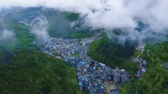 Скачать видео: 重庆山间峡谷黑水镇，雨后云雾缭绕，犹如世外桃源景色