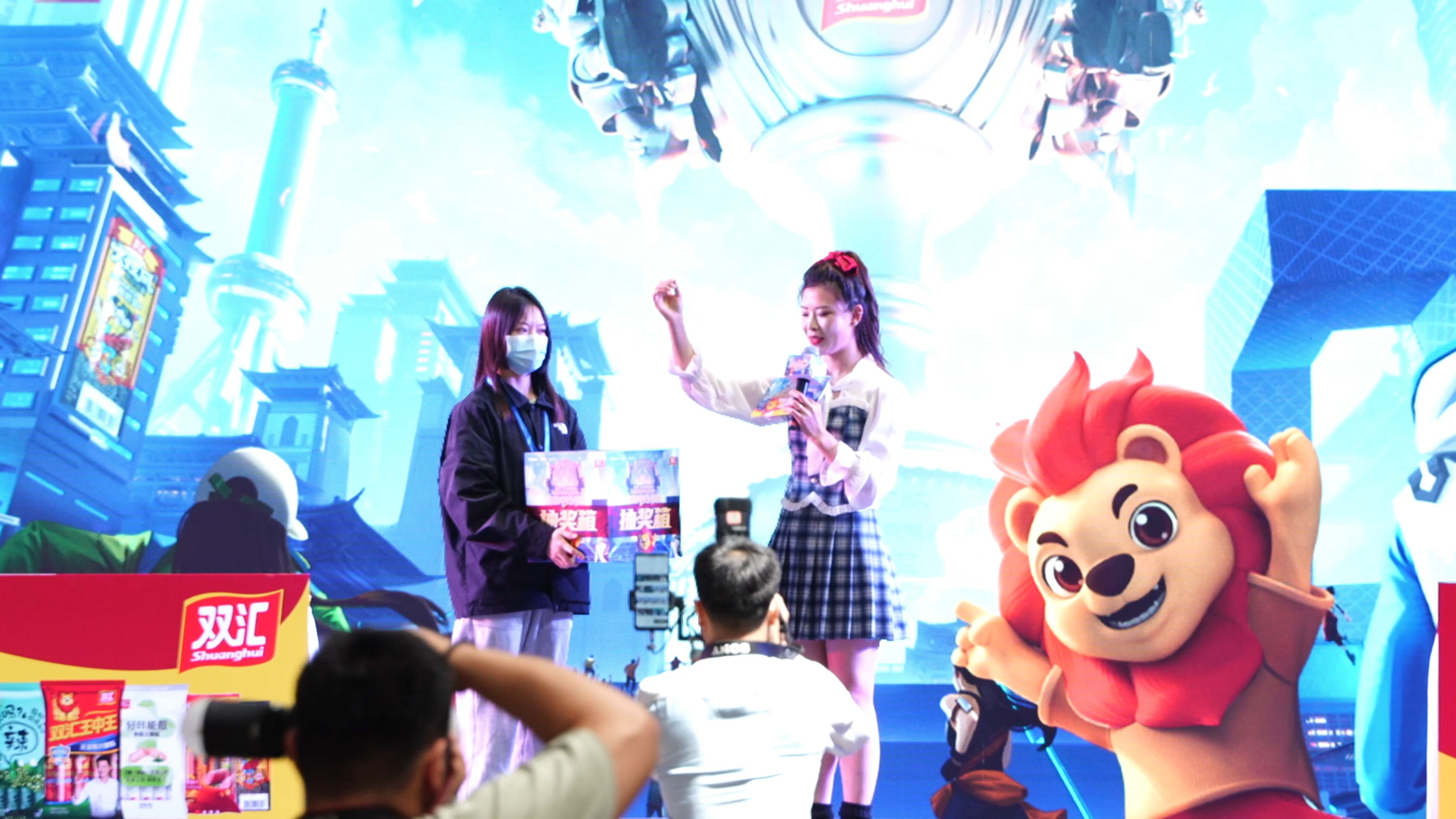 王者电竞市集之主持人为观众互动抽奖3名