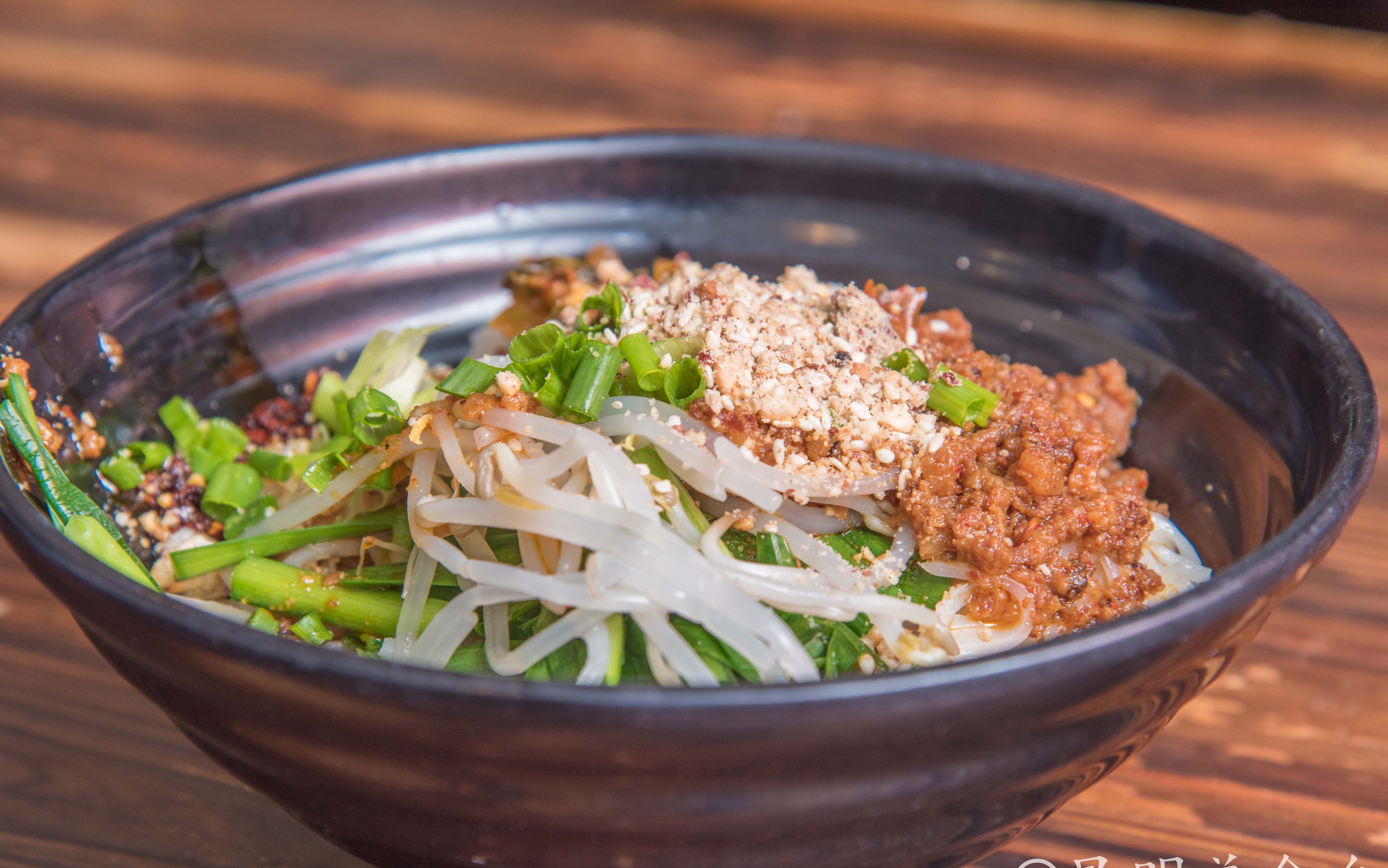 昆明某大学旁一天卖2000碗饵丝的破店,味道惊艳众生