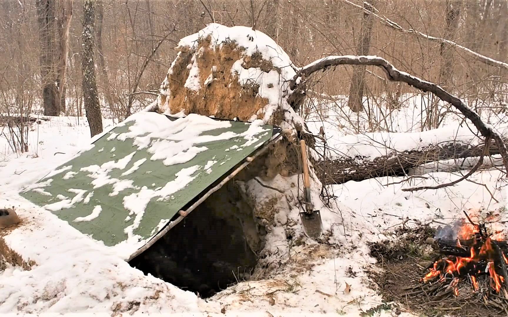 [图]独自一人在雪地里建造一个地下庇护所和壁炉，还有小烟熏培根辣椒