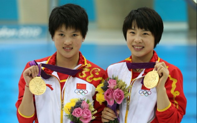 陈若琳汪皓登台领奖 颁奖仪式高唱国歌