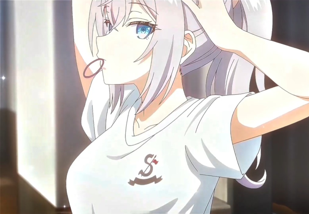 时不时变成人机表情的艾莉