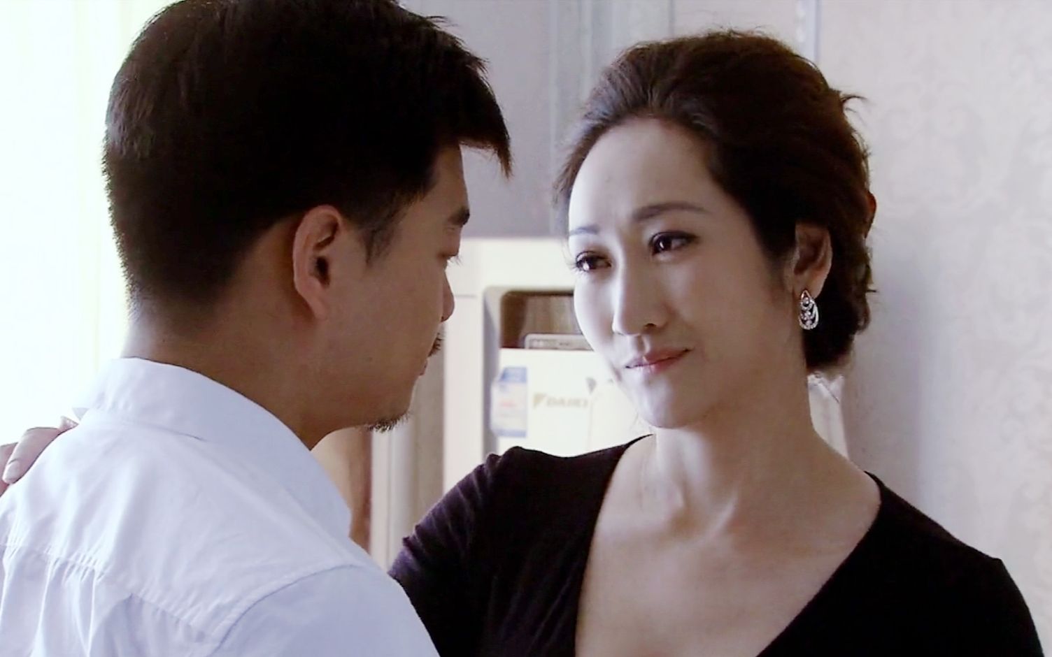 影视:富婆看上穷小伙,出手就送别墅豪车,手段真是太高明了!