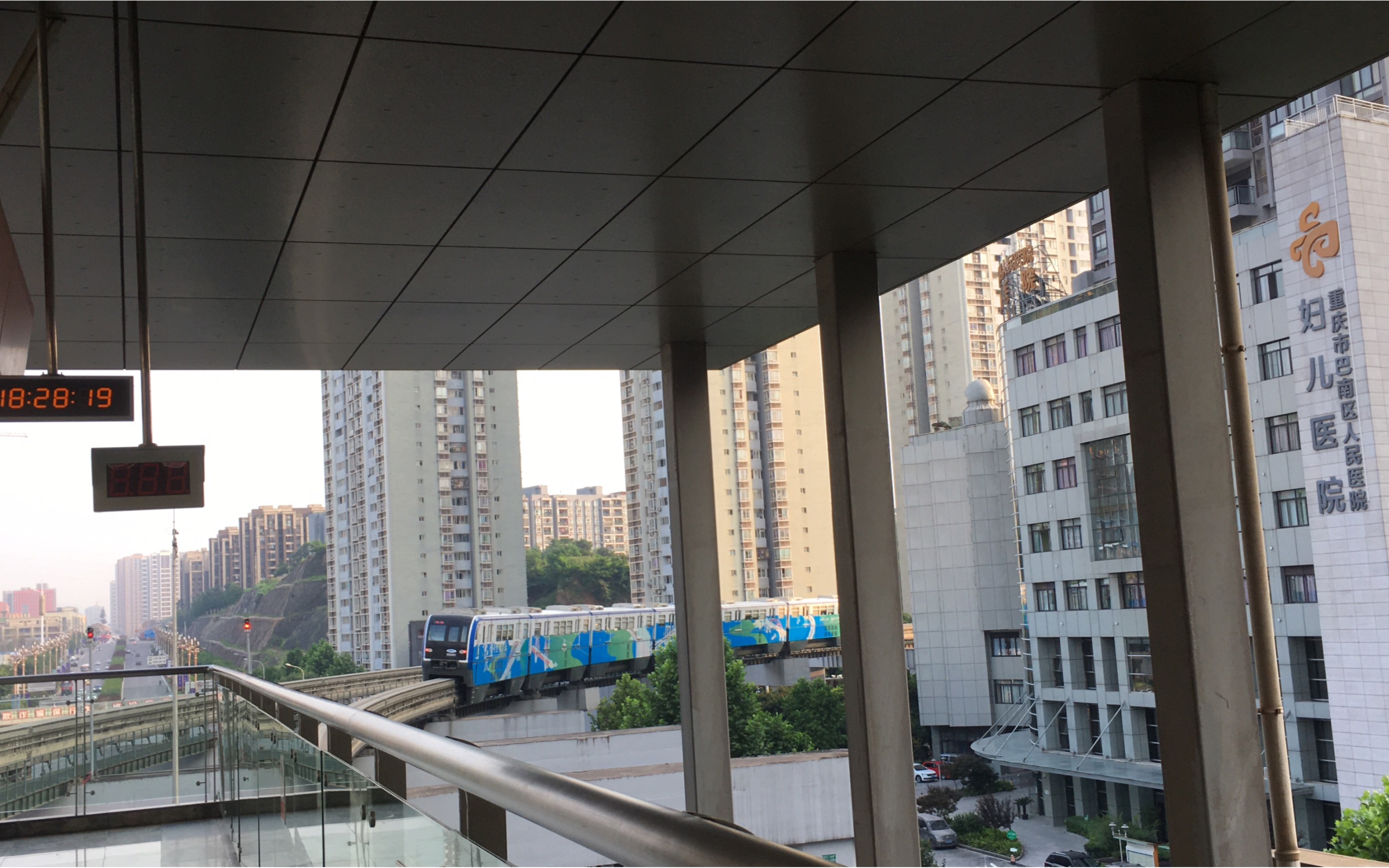 重庆轨道交通03008单轨列车鱼胡路站鱼洞方向出站