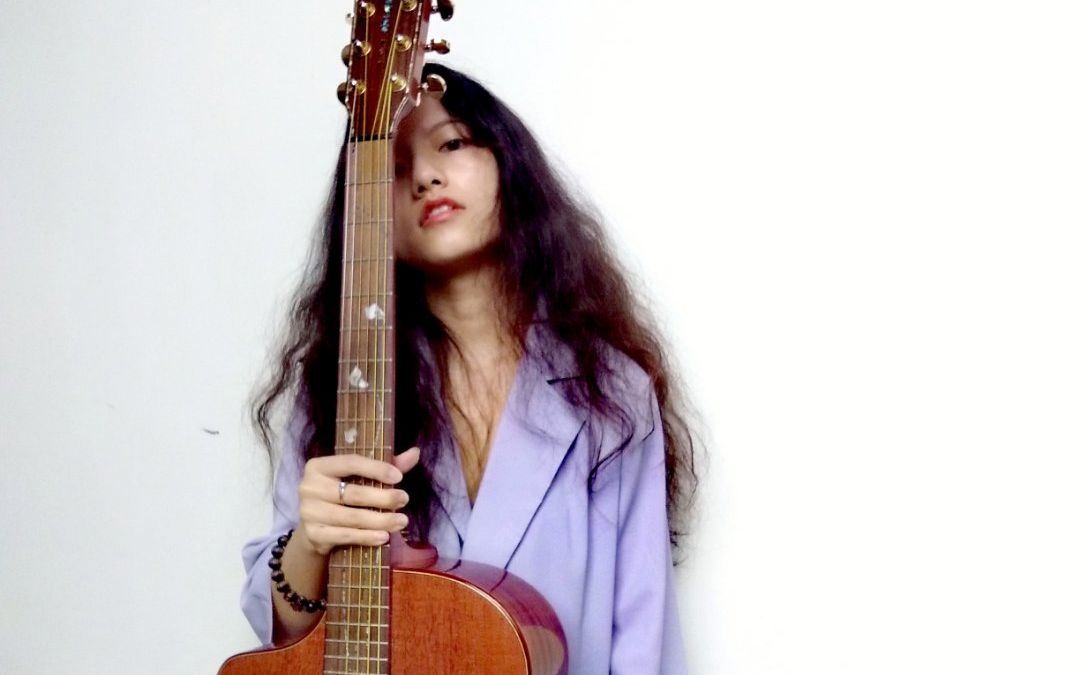 丽江小倩雨一瞬间吉他弹唱cover民谣