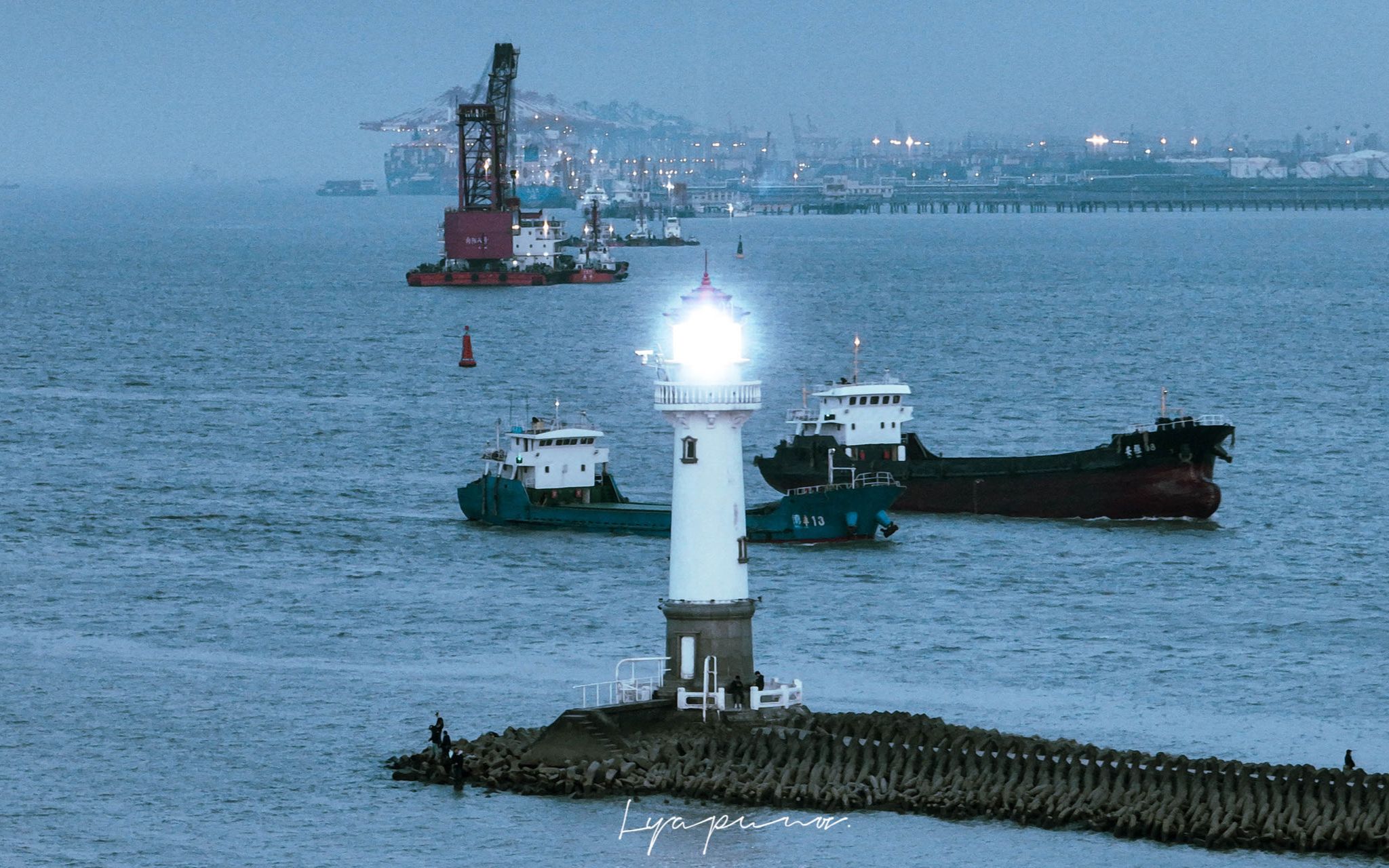 灯塔旁的海浪 是我对你的呼唤 |吴淞口灯塔