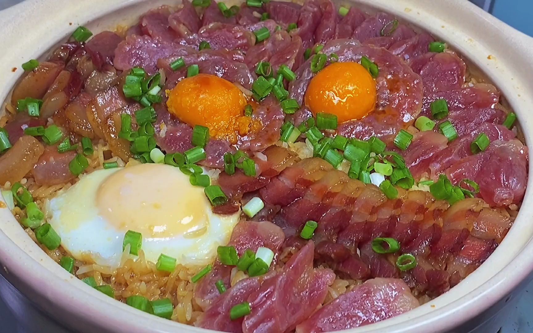 广式腊味煲仔饭家常的做法,出锅腊肉飘香又美味,比饭店的还好吃