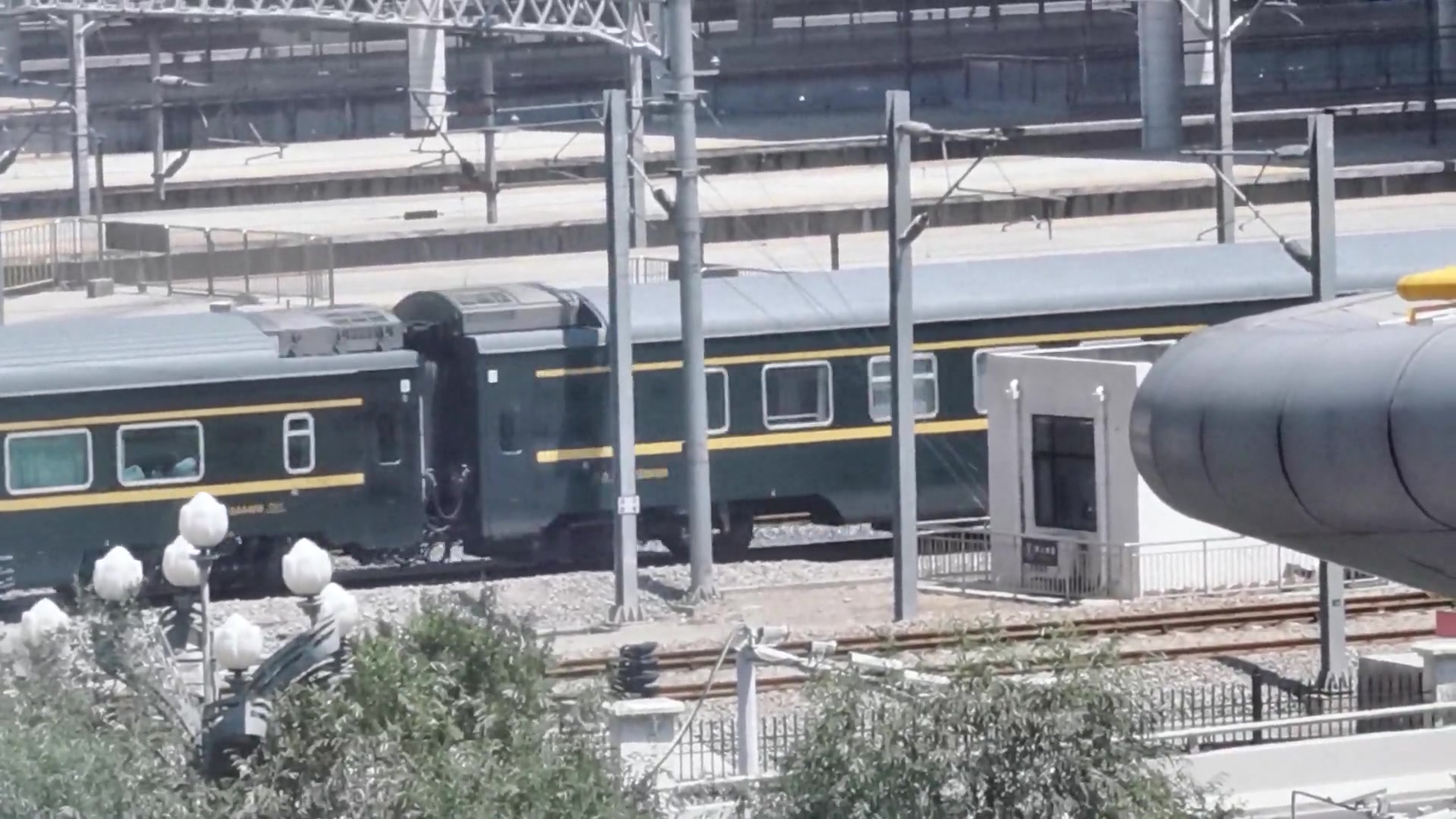 crvideo青藏局超长管内列车z6801次青藏25t大列驶出西宁站