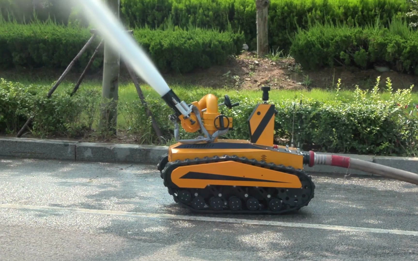 消防灭火机器人水炮性能展示