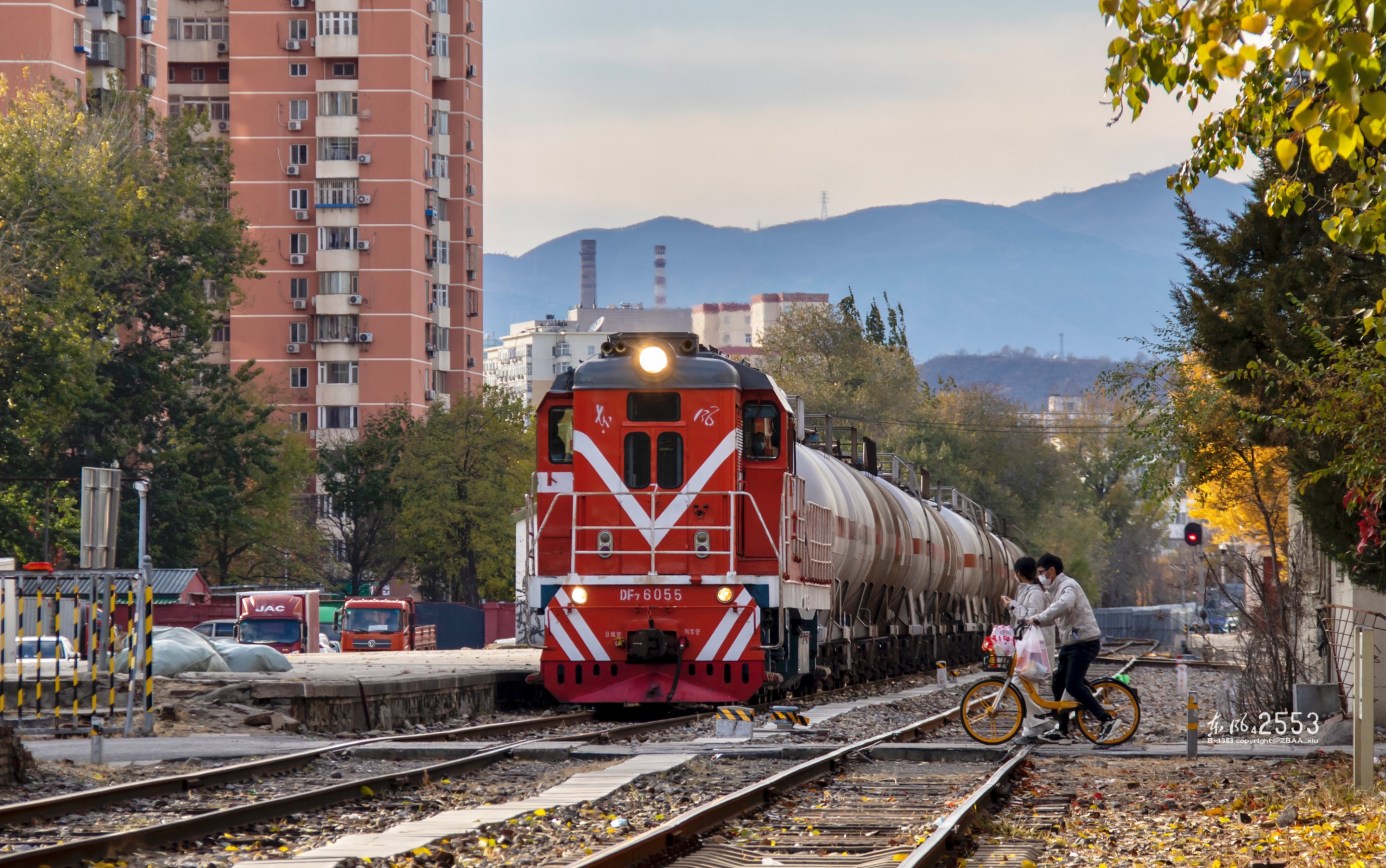 [中国铁路]df7-6055牵引油罐车驶离西黄村站