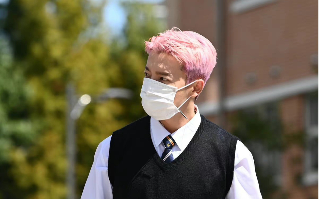 【李东海】认哥上班路 从开始出现就与众不同 闪亮的粉色头发 耀眼的