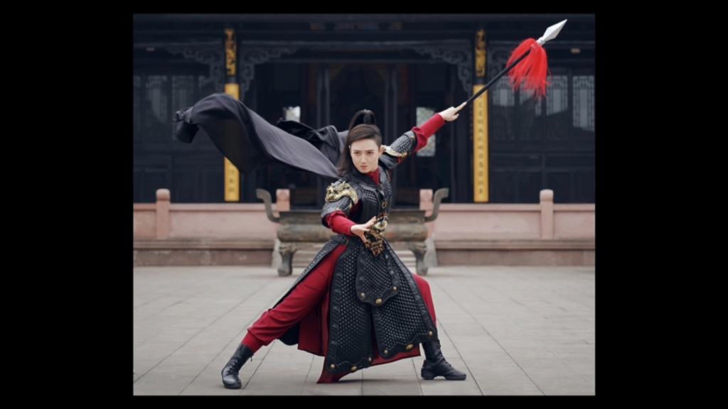 【视频版】仙风老师为枪舞班的女战士们试穿几十斤重的甲胄舞枪,期待