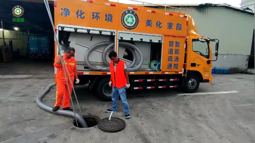 深圳润道通环保新型多功能化粪池清掏车管道疏通车现场作业实拍哔哩哔哩bilibili