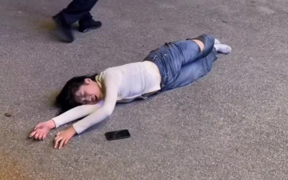 湖南长沙 女子失恋借酒消愁!倒地上被看笑话