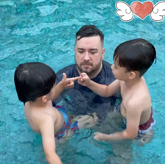 威廉本特利不愧是澳洲男孩去哪里都离不开水得游一下泳像小鱼儿一样