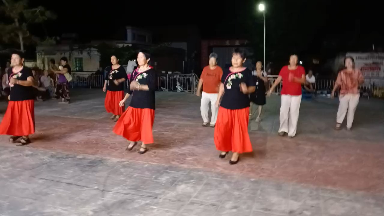 张集乡白果村南街舞蹈队