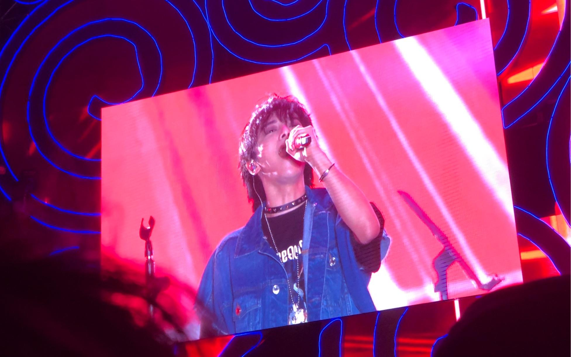 华晨宇我管你寻饭拍青岛凤凰音乐节