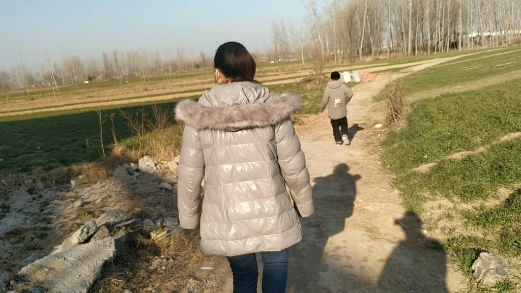 豫东小媳妇和小伙要把孩子扔坑里小高也找到满意的宝贝