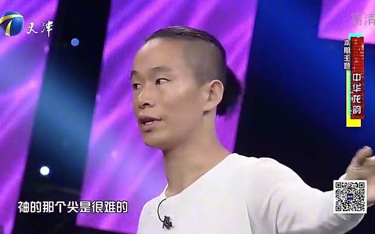 [图]群英会：中华龙韵展示表演的水袖，教授主持人学习舞袖，太难了