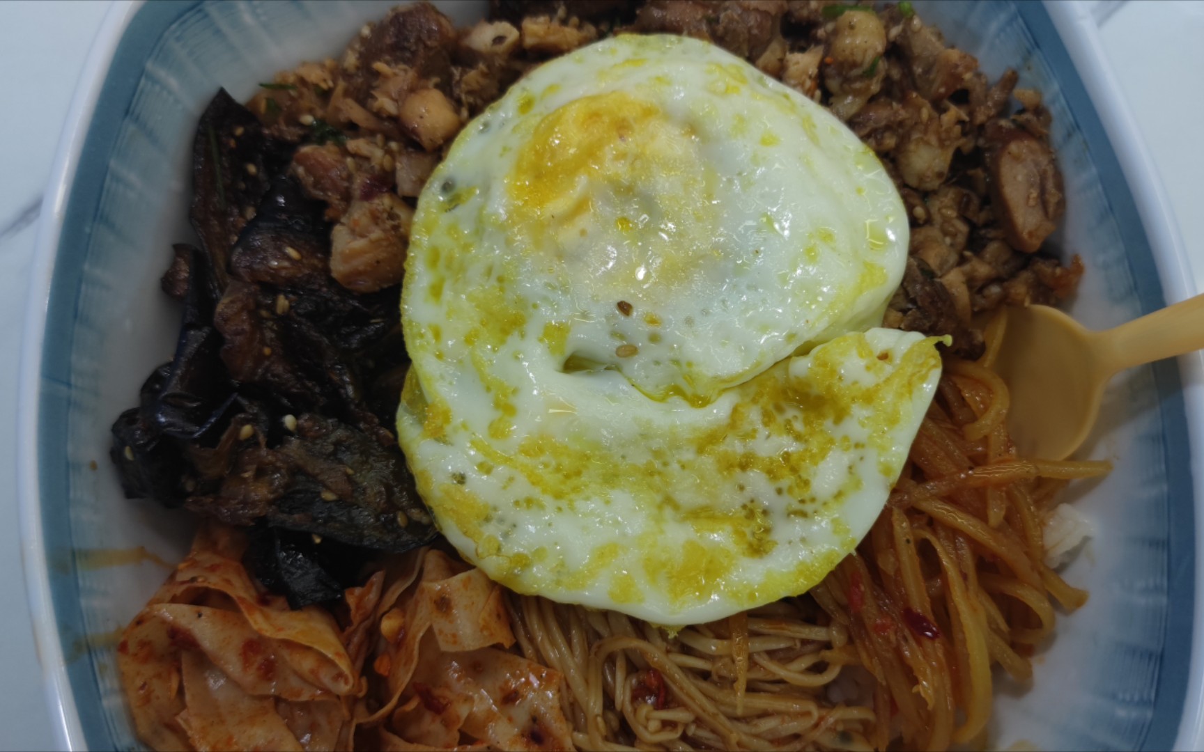 烤肉拌饭配煎蛋,简单快乐小午饭