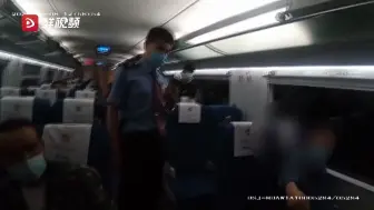 Скачать видео: 第一次警告！第二次警告！拷走！陕西男子高铁霸座被拘留