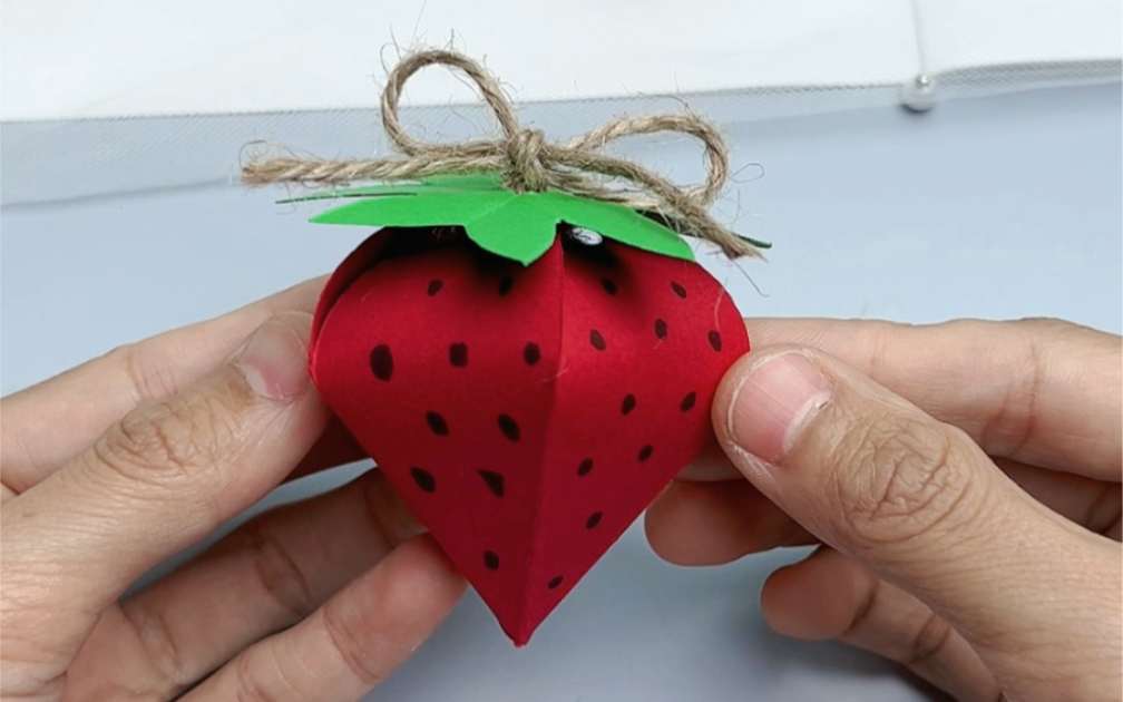 六一儿童节,做一个可爱的立体草莓礼物盒,装上小礼物送给家里的小朋友