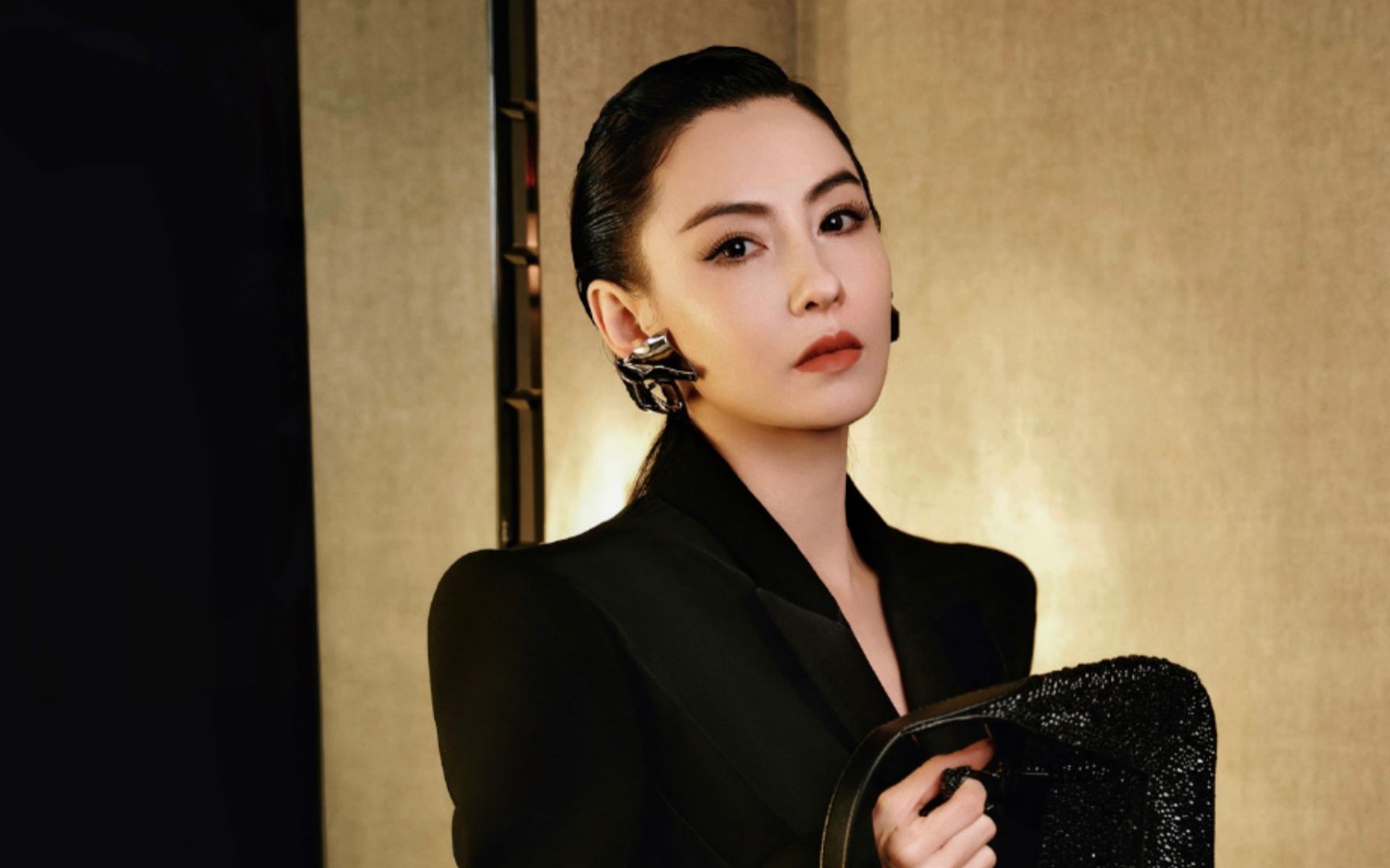 张柏芝出席活动女王范十足,五官精致气场全开,顶级骨相太优越