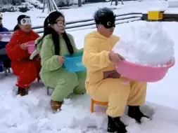 Скачать видео: 传雪挑战，太好玩了，下雪就该这么玩！