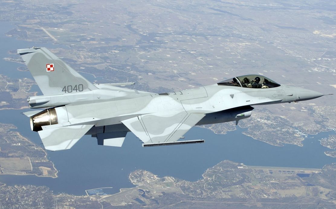 波兰空军f16战斗机机动飞行表演