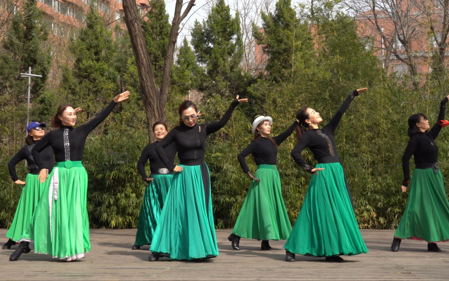 [图]蔡老师领跳广场舞《云上情歌》节奏动感，舞步简单好看