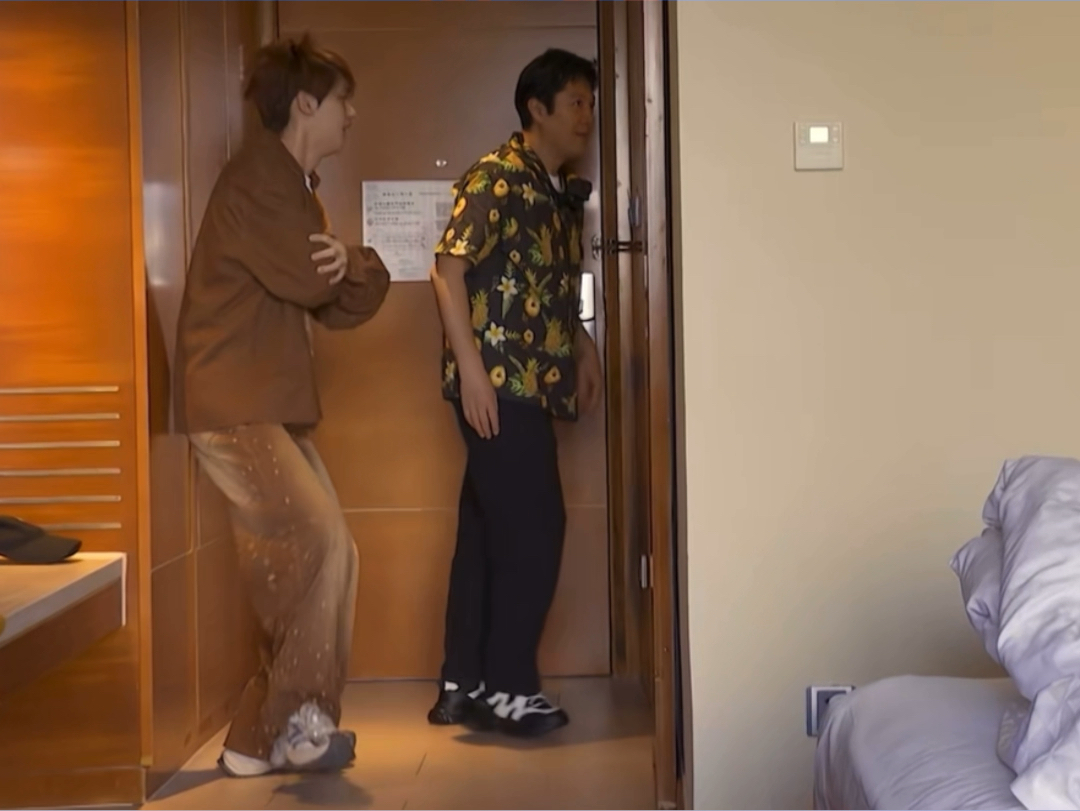 丁程鑫蔡老师叫小贺起床,小贺太慢,丁哥"天天"式生气,最后成功组队,小