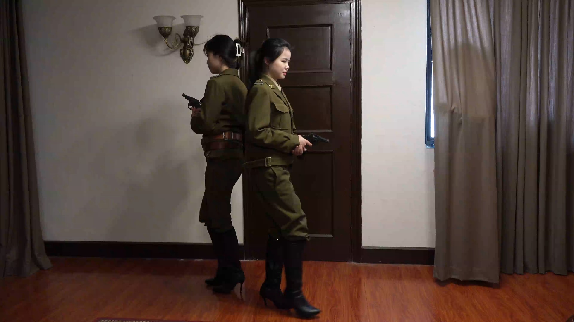 女特工潜入摸哨