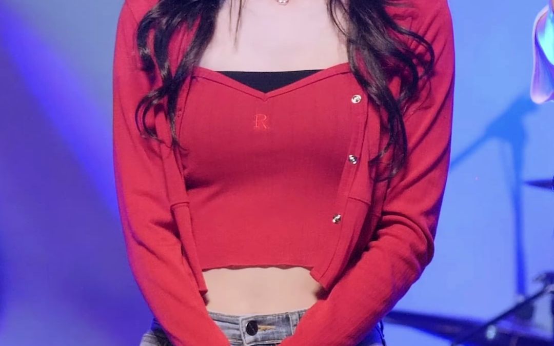 崔乂园最新高清直拍 oh my girl arin 在首尔大学表演间隙饭拍 牛仔裤