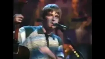 Download Video: 【Oasis】Liam Gallagher坐在观众席听Noel弹吉他