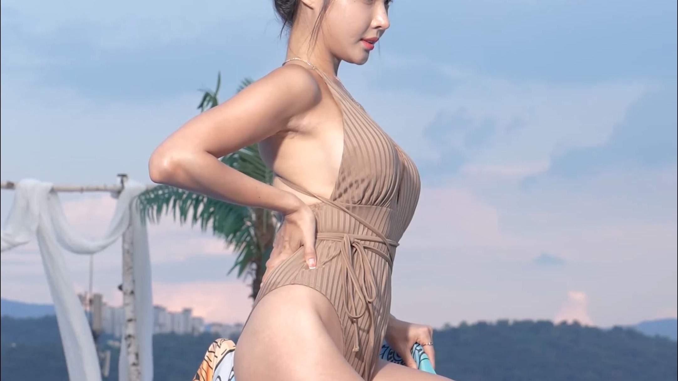 Habin小姐姐的露天泳池泳衣穿搭