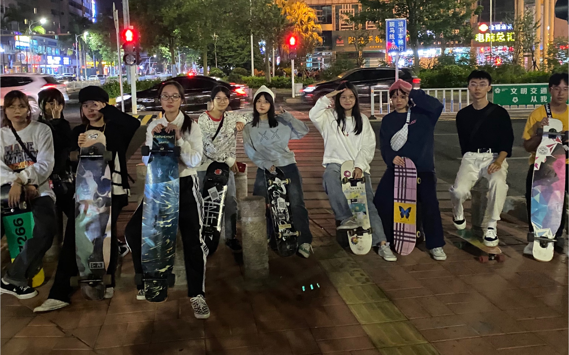 滑板女孩夜晚刷街