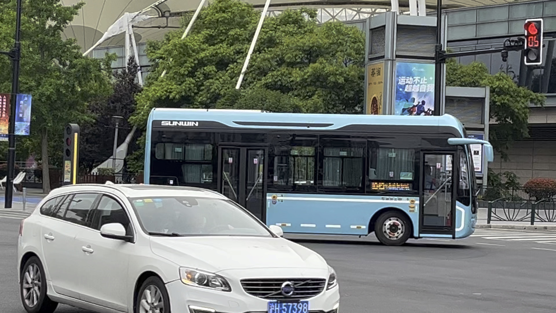 今天上班路上运转的上海公交1049路新款s8a宝宝巴士