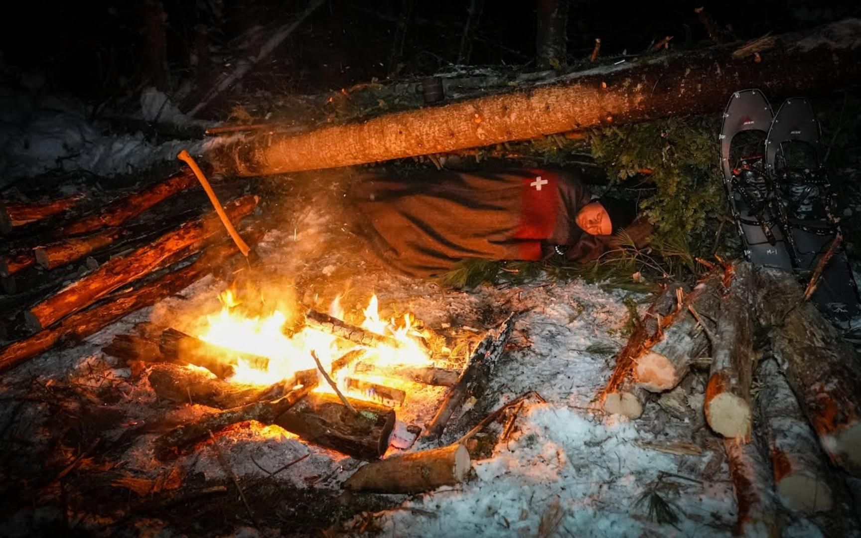 野外求生,小伙独自雪山露营,只有最简易的装备,唯有烧火续命