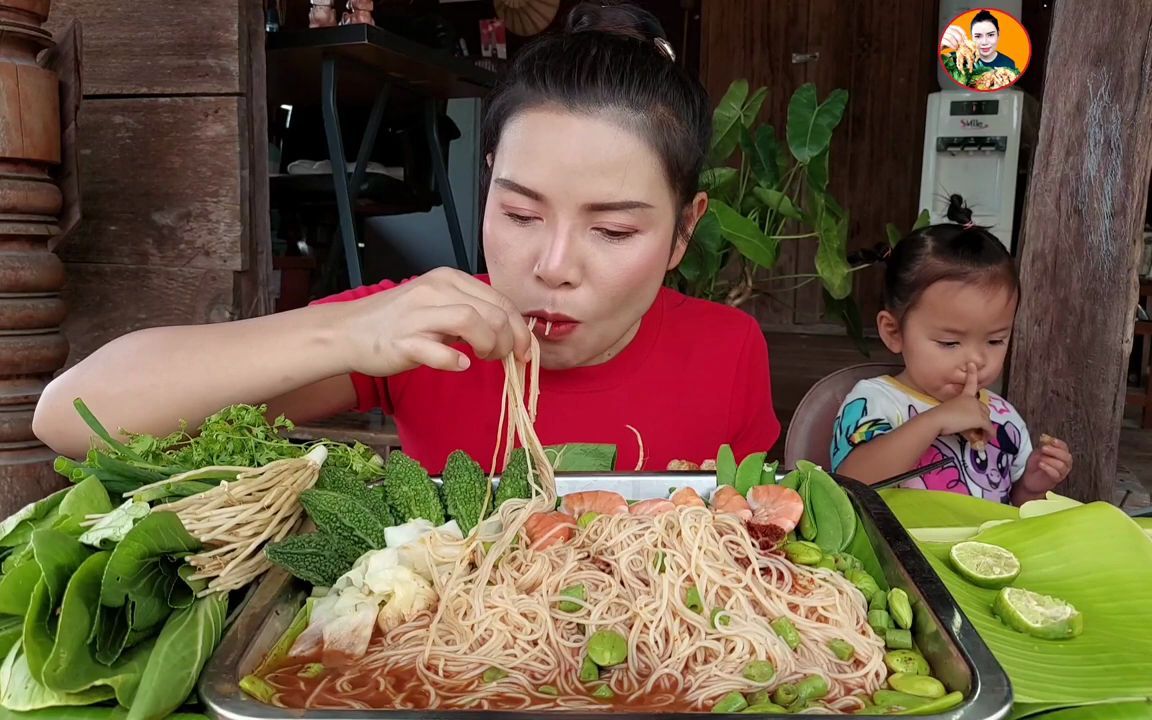 索姆吃泰式臭豆子虾仁米粉沙拉,搭配撇菜根、苦瓜等新鲜蔬菜哔哩哔哩bilibili