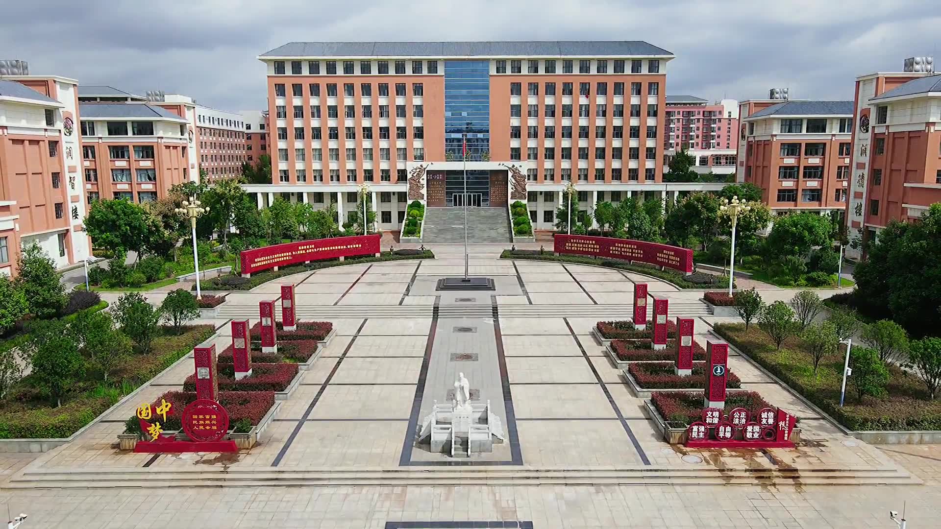 航拍:飞越曲靖民中《民族的希望》