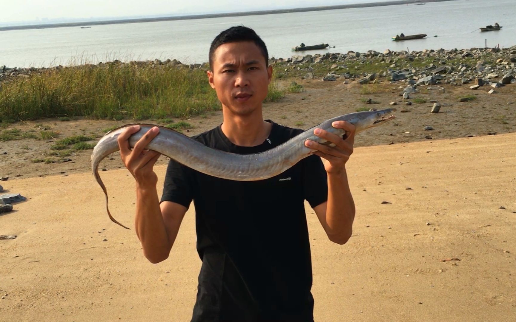 农村小伙花120块钱买了条1米长的大海鳗整整6斤一个人吃太解馋了