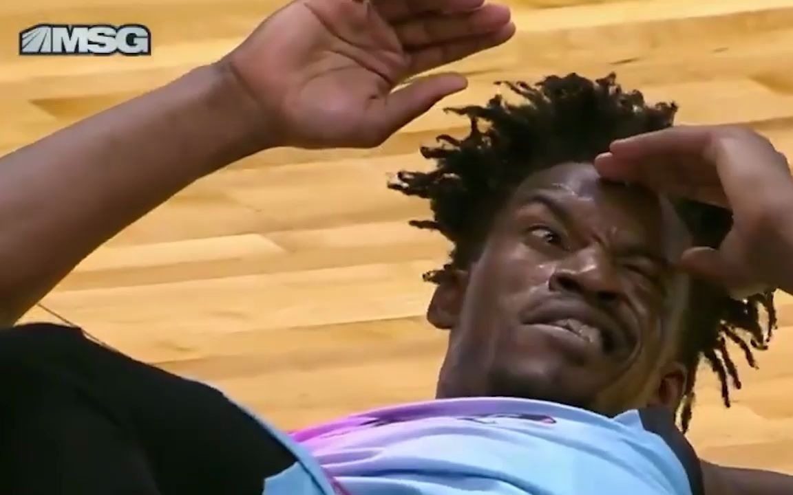 巴特勒倒地捂脸偷看笑出泪了