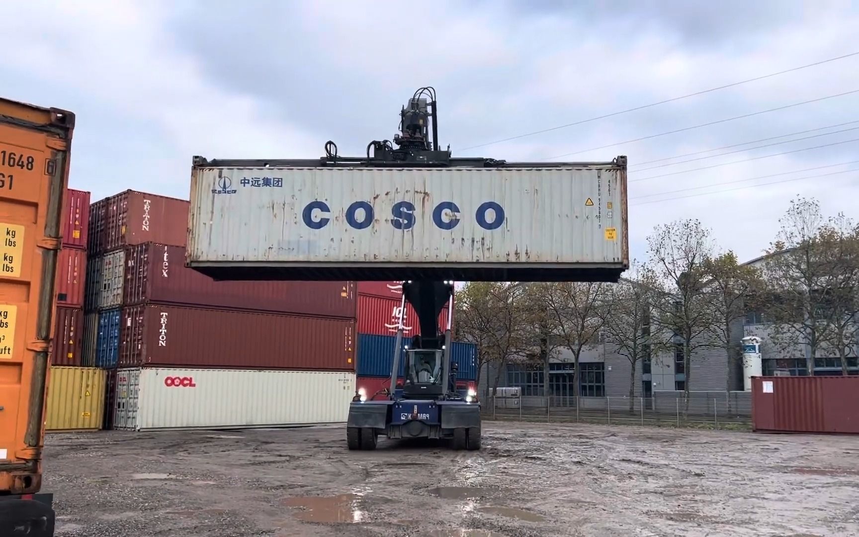 卡尔玛集装箱正面吊吊运中国海运的集装箱