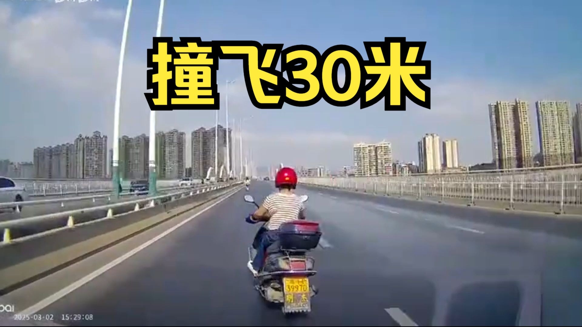 这种过马路都不带回头看一眼的人，到底是什么神仙