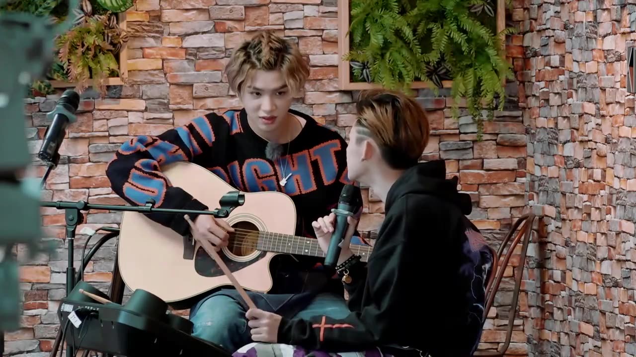 《奇妙的食光》花絮:justin弹吉他秒进状态 小鬼freestyle来附和