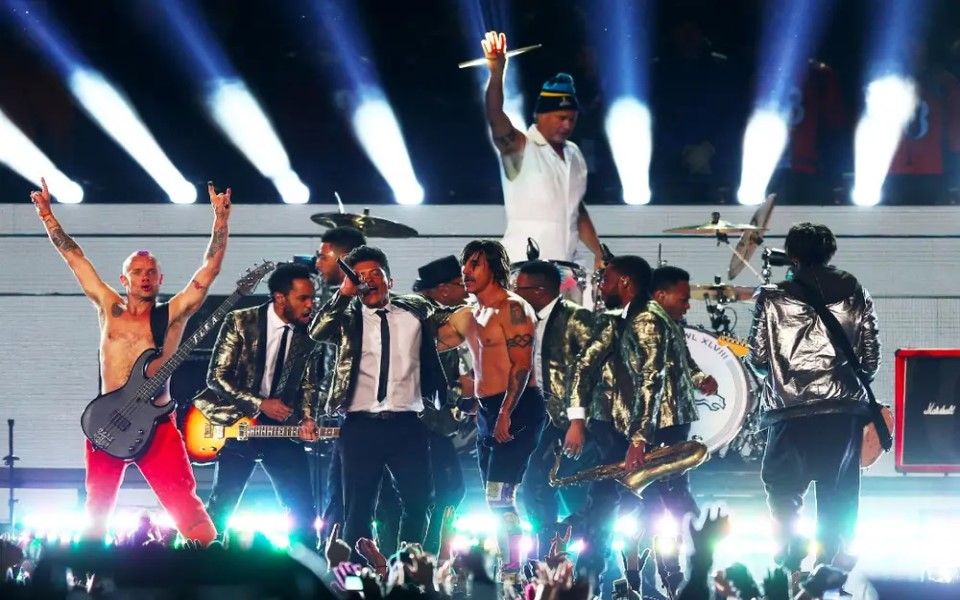 [图]Bruno Mars & Red Hot Chili Peppers - Super Bowl Halftime Show Live 2014