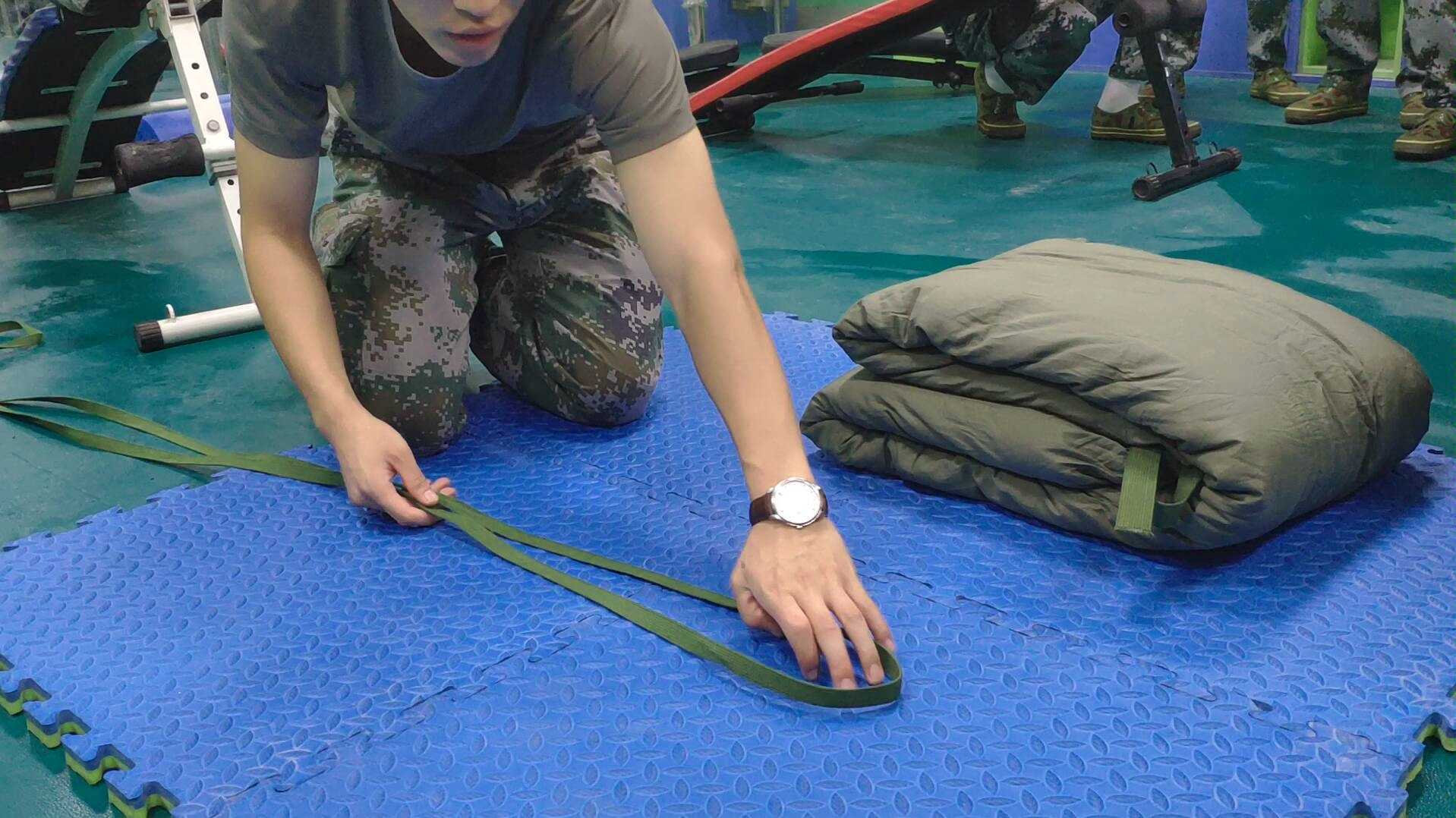 军训拉练打背包的一种方便办法