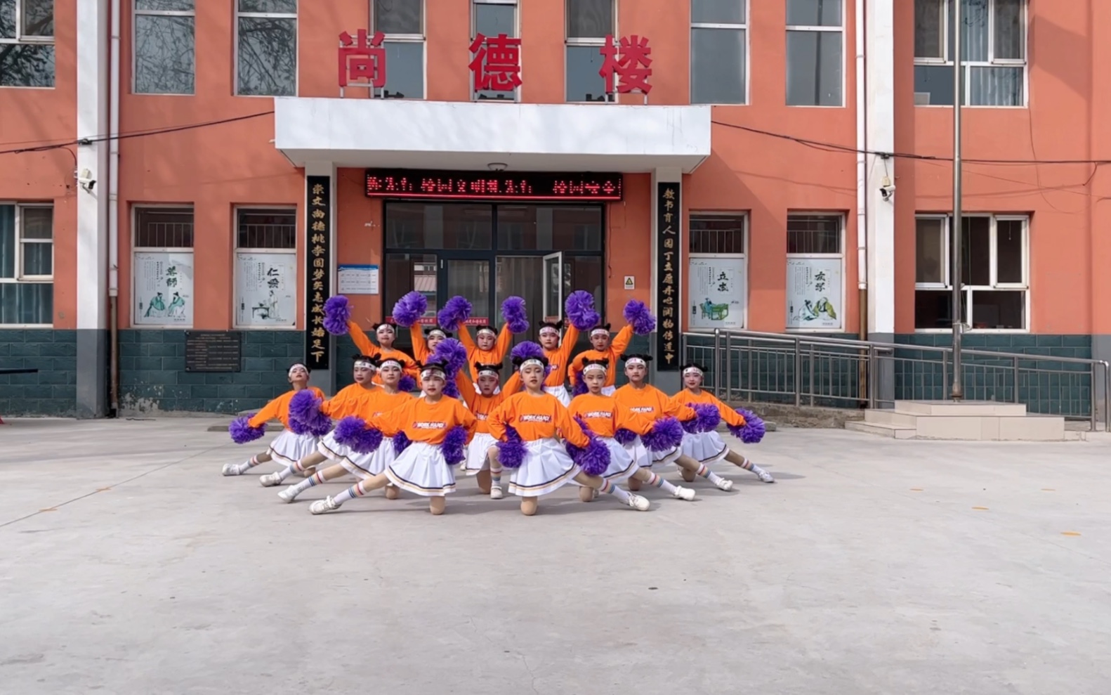 amigo》舞蹈,非常有活力的啦啦操,很适合运动会表演,六一节目也可以