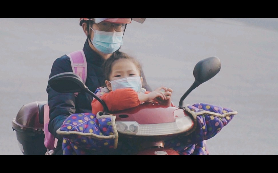 "跑起来,燃起来,冬天就快过去了,有被电动车小女孩治愈到"