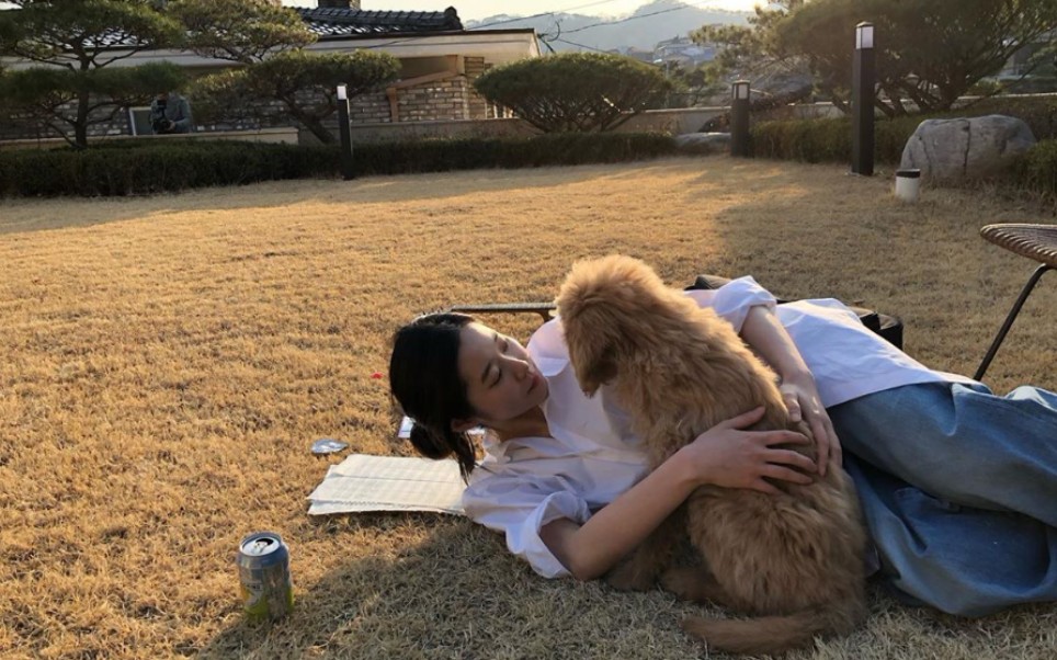 【韩综工作室】这段好温馨 车熙和bigone在草地上